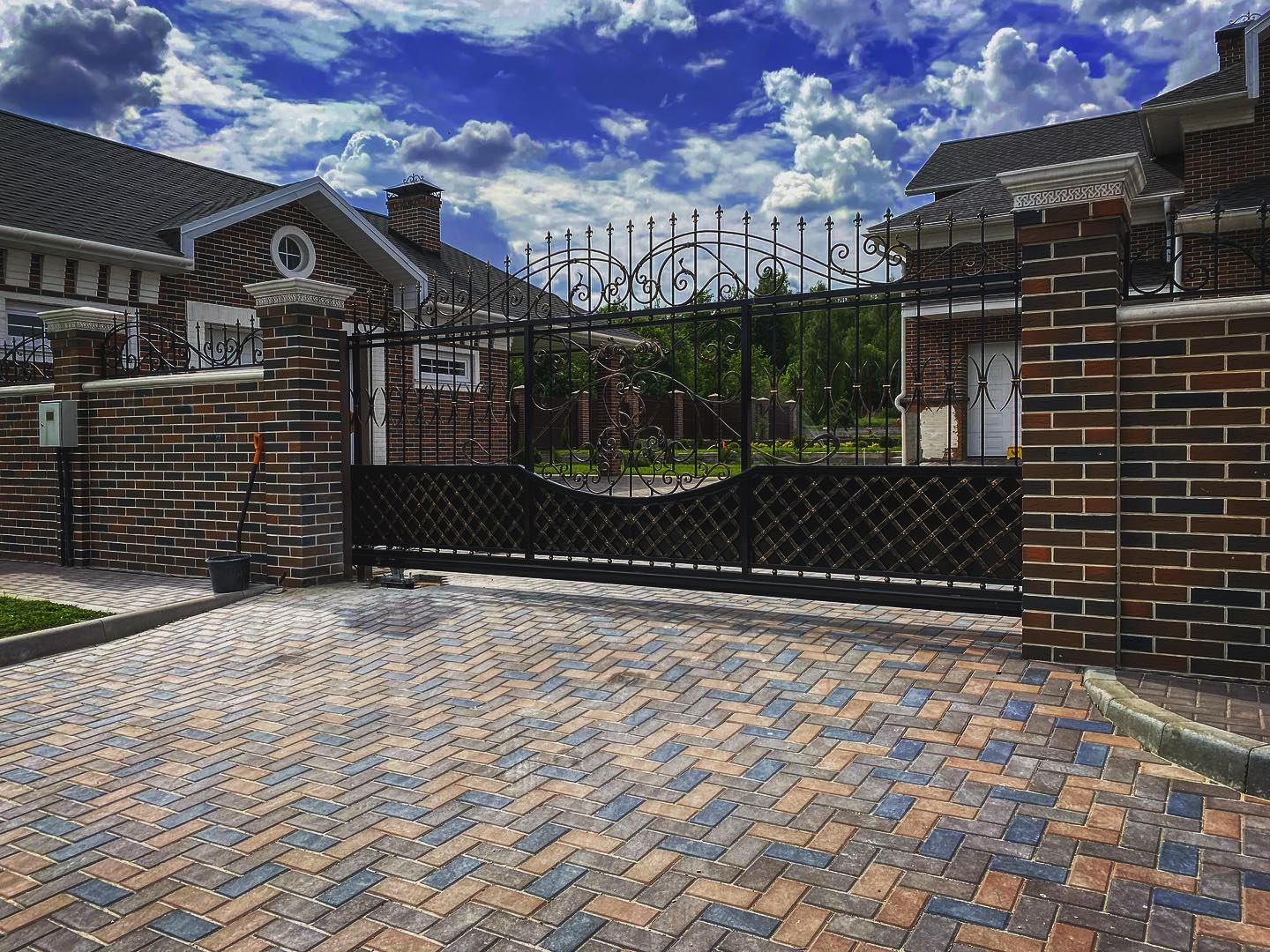 Как выбрать степень прозрачности кованого забора, чтобы сохранить приватность участка и не утяжелить фасад в Юже