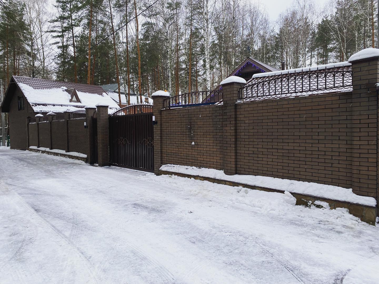 Как выбрать схему забора и ворот, чтобы въезд не съедал полезную ширину участка в Юже