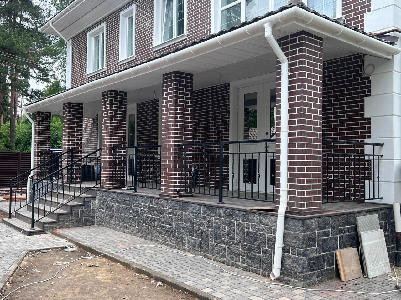 Какой стиль перил лучше поддерживает фасад дома: лаконичный металл, ковка или комбинация со стеклом в Юже